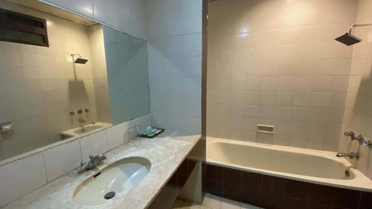 Grand Whiz Hotel Бромо Екстериор снимка