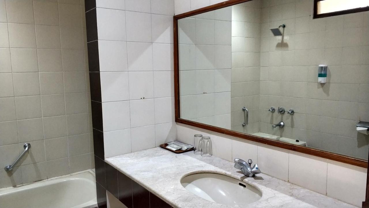 Grand Whiz Hotel Бромо Екстериор снимка